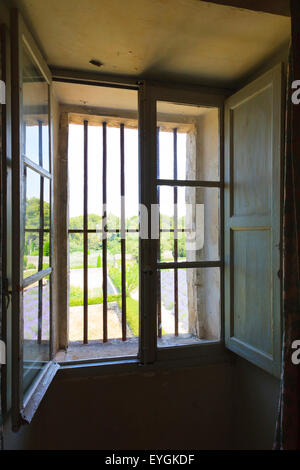 Alt nach innen öffnenden Fenster mit Ausblick auf Garten-bars Stockfoto