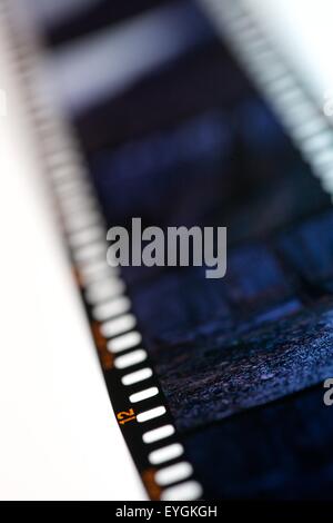 Nahaufnahme von einem Fotografen Transparenz Filmstreifen auf einem Leuchtkasten in einem studio Stockfoto