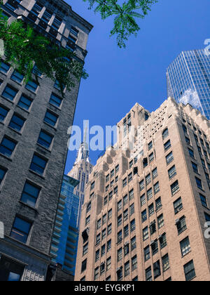 Hochhäuser entlang der Madison Avenue mit Empire State Building im Hintergrund, NYC, USA Stockfoto