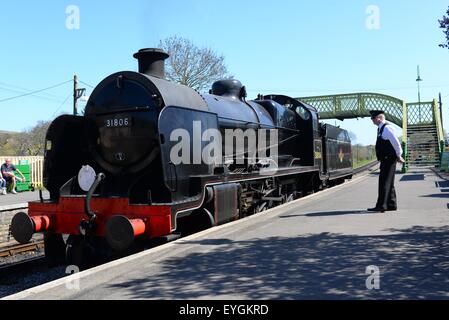 Corfe Kastenstation auf der Swanage Heritage Railway. Stromzug mit Bahnhofsmeister/Wache, Dorset, Großbritannien. Stockfoto