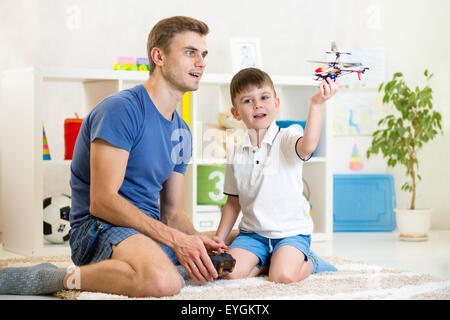 Vater und Sohn spielen mit RC Hubschrauber Spielzeug Stockfoto