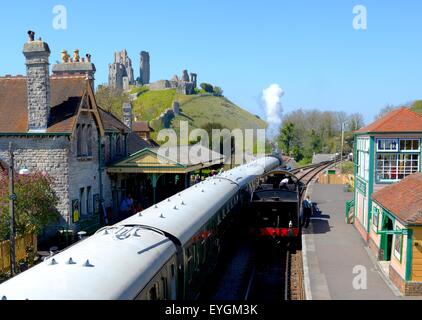 Corfe Kastenstation auf der Swanage Heritage Railway. Stromzug, der mit einem Hauch Rauch abfährt, Dorset, Großbritannien. Stockfoto