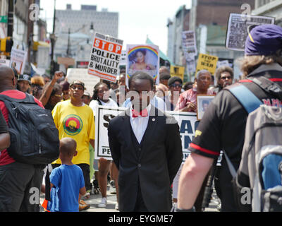 Newark, New Jersey, USA. 25. Juli 2015. Demonstranten sprechen und bei den Menschen Organization for Progress Millionen Menschen März gegen Polizeibrutalität, rassischer Ungerechtigkeit und wirtschaftliche Ungleichheit marschieren. © Joel Plummer/ZUMA Draht/Alamy Live-Nachrichten Stockfoto