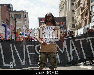 Newark, New Jersey, USA. 25. Juli 2015. Demonstranten sprechen und bei den Menschen Organization for Progress Millionen Menschen März gegen Polizeibrutalität, rassischer Ungerechtigkeit und wirtschaftliche Ungleichheit marschieren. © Joel Plummer/ZUMA Draht/Alamy Live-Nachrichten Stockfoto