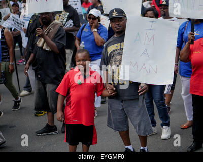 Newark, New Jersey, USA. 25. Juli 2015. Demonstranten sprechen und bei den Menschen Organization for Progress Millionen Menschen März gegen Polizeibrutalität, rassischer Ungerechtigkeit und wirtschaftliche Ungleichheit marschieren. © Joel Plummer/ZUMA Draht/Alamy Live-Nachrichten Stockfoto