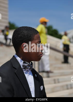 Newark, New Jersey, USA. 25. Juli 2015. Demonstranten sprechen und bei den Menschen Organization for Progress Millionen Menschen März gegen Polizeibrutalität, rassischer Ungerechtigkeit und wirtschaftliche Ungleichheit marschieren. © Joel Plummer/ZUMA Draht/Alamy Live-Nachrichten Stockfoto
