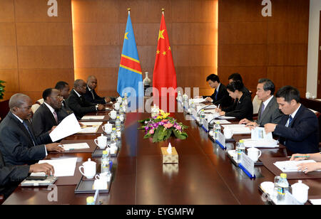 Peking, China. 29. Juli 2015. Chinesischen Außenminister Wang Yi und DR Congo's Foreign Minister Raymond Tshibanda walten über die bilateralen Außenministerien Erstberatung in Peking, China, 29. Juli 2015. © Zhang Ling/Xinhua/Alamy Live-Nachrichten Stockfoto