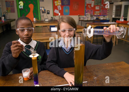 Schüler der Sekundarstufe Unternehmen experimentieren im naturwissenschaftlichen Unterricht, Surrey, UK. Stockfoto