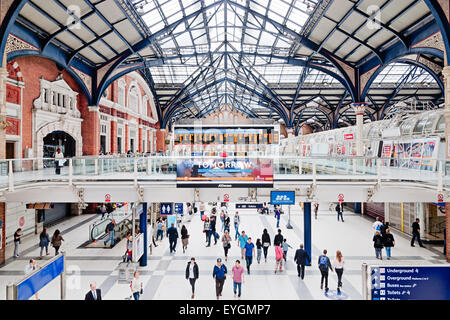 Belebten Bahnhof Liverpool Street, London.  Eine Nachricht auf dem digitalen Display liest - "Tomorrow". Stockfoto