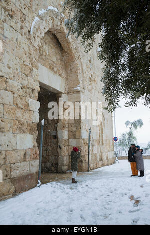 Israel, Zionstor; Jerusalem, 10. Januar 2013 Couple Standing vor dem Tor Stockfoto