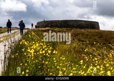 Burnfoot, County Donegal, Irland. 29. Juli 2015. Irland Wetter: Besucher an die 2000 Jahre alte Grianan Ailligh ein Steinmauern Bergfestung an einem stürmischen Tag Sonnenschein und Duschen. Bildnachweis: Richard Wayman/Alamy Live-Nachrichten Stockfoto