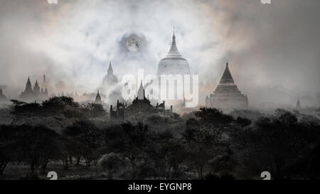 Nacht Fotos - Tempel von Bagan mit Mond, Pagan, Mandalay, Myanmar. BURMA Stockfoto
