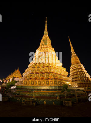 Nacht Wat Po, der Tempel des liegenden Buddha, Bangkok, Thailandia. Stockfoto