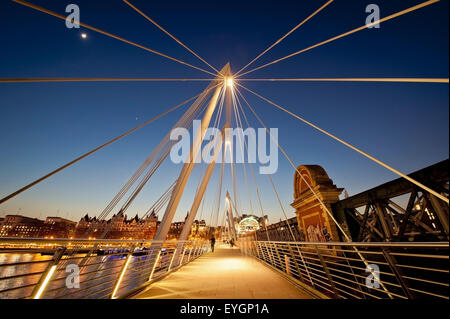 Großbritannien, England, Fußgängerbrücke in Southwark in der Nacht; London Stockfoto