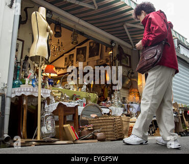 Blick auf Ware im Shop auf dem Flohmarkt Wochenende Senior Stockfoto