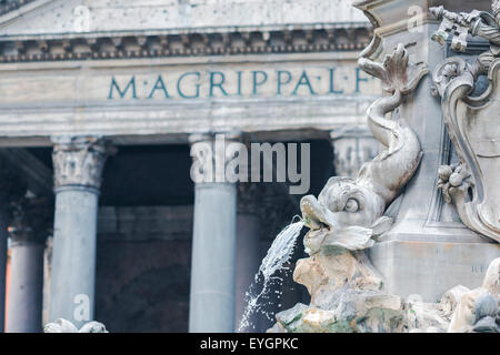 Italien Architektur, Detail der barocken Brunnen auf der Piazza della Rotonda mit der Vorhalle des Pantheon im Hintergrund, Rom, Roma, Italien Stockfoto