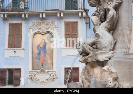 Italien Barockkunst, Detail des barocken Pantheon-Brunnens und ein madonna Fresko auf der Piazza della Rotonda, Centro Storico, Rom, Italien. Stockfoto