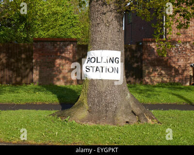 Wahllokal anmelden Baum UK Stockfoto