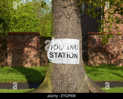 Wahllokal anmelden Baum UK Stockfoto