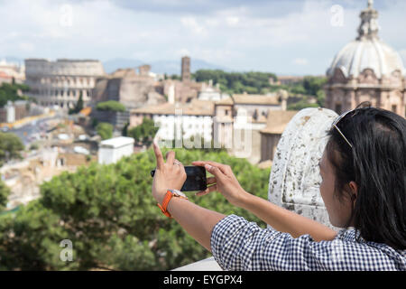 Frau fotografieren das Kolosseum in Rom Stockfoto