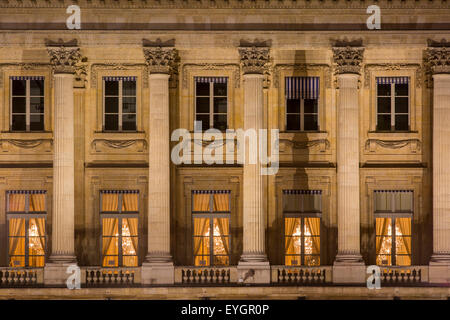 Reihe von Säulen und Fenster im Gebäude am Place De La Concorde, Paris, Frankreich Stockfoto