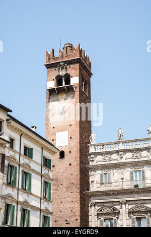 Torre del Gardello Turm an der Piazza Delle Erbe in Verona Stockfoto