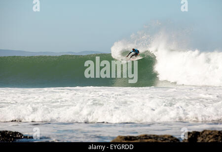 Australische surfer Julian Wilson Surfen eine Welle während der 2015 Jeffreys Bay, Südafrika Stockfoto