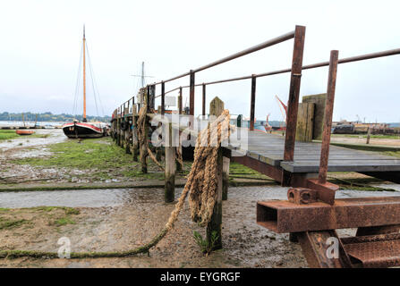 Nautische Stimmung bei Ebbe, Pin Mill Hafen, auf dem River Orwell, South Suffolk, East Anglia, England, Großbritannien, Vereinigtes Königreich. Stockfoto