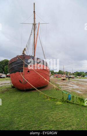 Kahn bei Ebbe an der Küste Pin Mühle am Fluß Orwell, South Suffolk, East Anglia, England, Großbritannien, Vereinigtes Königreich Stockfoto