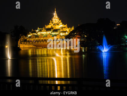 Schwimmende Schiff Karaweik Hall am Kandawgyi See in der Dämmerung, Yangon, Myanmar Stockfoto