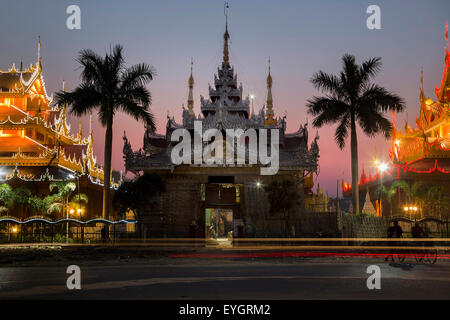 Kyauk Taw Gyi Phaya 2 in Nacht, Mandalay, Birma Stockfoto
