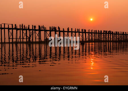 Silhouette Menschen auf U Bein Brücke bei Sonnenuntergang, Amarapura, Mandalay Region, Myanmar, Burma Stockfoto