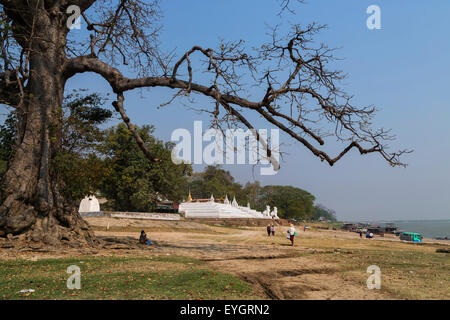 Blick auf Settawya Paya in Mingun vom Hafen, Myanmar. Stockfoto