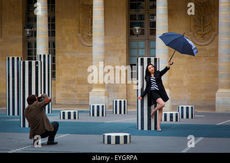 Spontanes Fotoshooting im Innenhof des Palais Royal, Paris, Frankreich Stockfoto