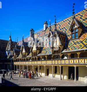 Besucher in Hof, Hôtel-Dieu, "Hospices de Beaune", Beaune, Côte-d'Or, Burgund, Frankreich, Europa Stockfoto