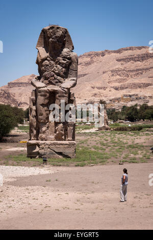 Kolosse von Memnon in der Nähe von das Tal der Könige, Luxor, Ägypten Stockfoto