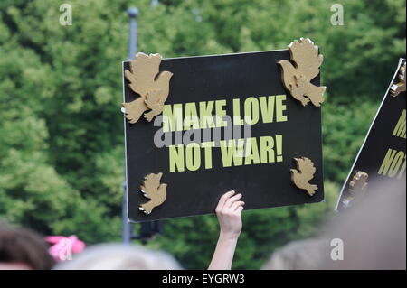 Make Love nicht Krieg Friedenszeichen bei Gay Pride Parade Berlin 2015 Juni Juni Stockfoto