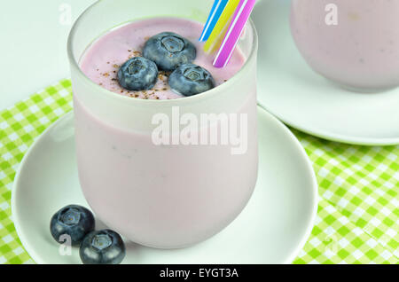 Nahaufnahme von Milchshake Joghurt Heidelbeere, Makro, Detail, full-Frame, Horizontal, vertikal Stockfoto