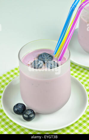 Nahaufnahme von Milchshake Joghurt Heidelbeere, Makro, Detail, full-Frame, vertikal Stockfoto