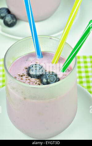 Nahaufnahme von Milchshake Joghurt Heidelbeere, Makro, Detail, full-Frame, Horizontal, vertikal Stockfoto