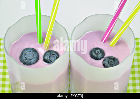 Nahaufnahme von Milchshake Joghurt Heidelbeere, Makro, Detail, full-Frame, horizontal Stockfoto