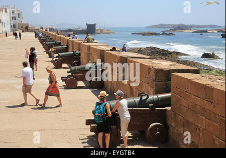 Die alten französischen Wälle und Bronze Kanonen auf der Stadtmauer mit Blick auf den Atlantik in Essaouira, Marokko, Nordafrika Stockfoto