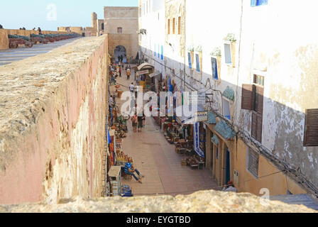 Einkaufsstraße entlang der inneren Festungsmauer der Medina, Essaouira, Marokko, Nordafrika Stockfoto