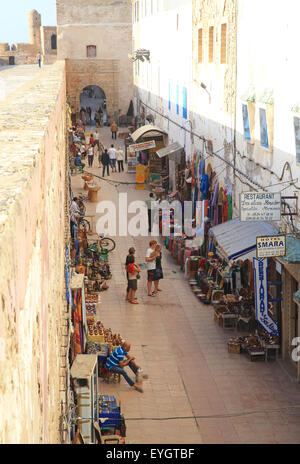 Einkaufsstraße entlang der inneren Festungsmauer der Medina, Essaouira, Marokko, Nordafrika Stockfoto