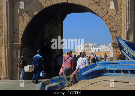 Eingang in die Stadt Essaouira, durch die Wand befestigte Stadt in Marokko, Nordafrika Stockfoto