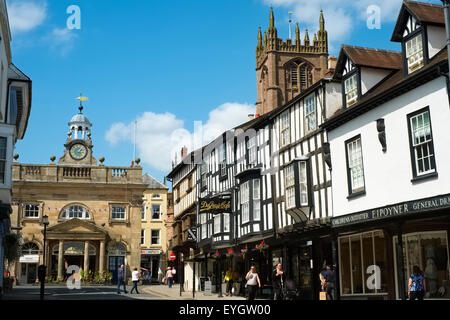 Nachschlagen von Broad Street, der Buttercross und St. Laurence Church, Ludlow, Shropshire, England, UK Stockfoto