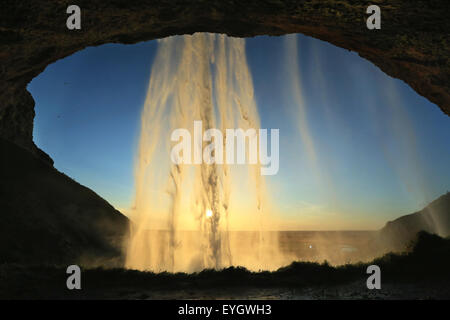 Wasserfall Seljalandsfoss in der Dämmerung, in der Nähe von Eyjafjallajökull-Gletscher im Süden Islands. Stockfoto