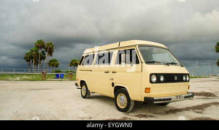 1981 Vanagon Westfalia Vanagon am Strand in Dunedin Florida. Stockfoto