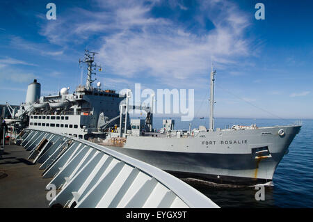 Das Fort Rosalie eine Royal Fleet Auxiliary der Royal Navy von Albion Klasse LPD gesehen, während eine Übertragung der Geschäfte durchführen Stockfoto