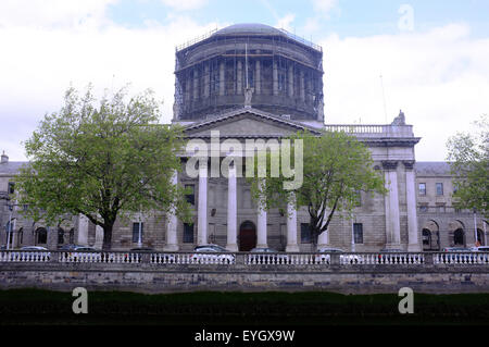 Irlands wichtigsten Gerichte bauen die Four Courts auf Gasthöfe Kai in Dublin. Stockfoto